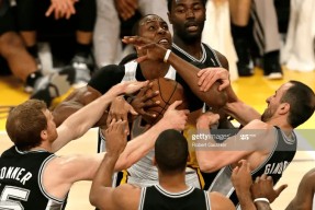 里程碑夜！斯图加特临场应变，NBA常规赛今晨刷纪录，目标明确，身体对抗强度拉满的简单介绍-九游娱乐